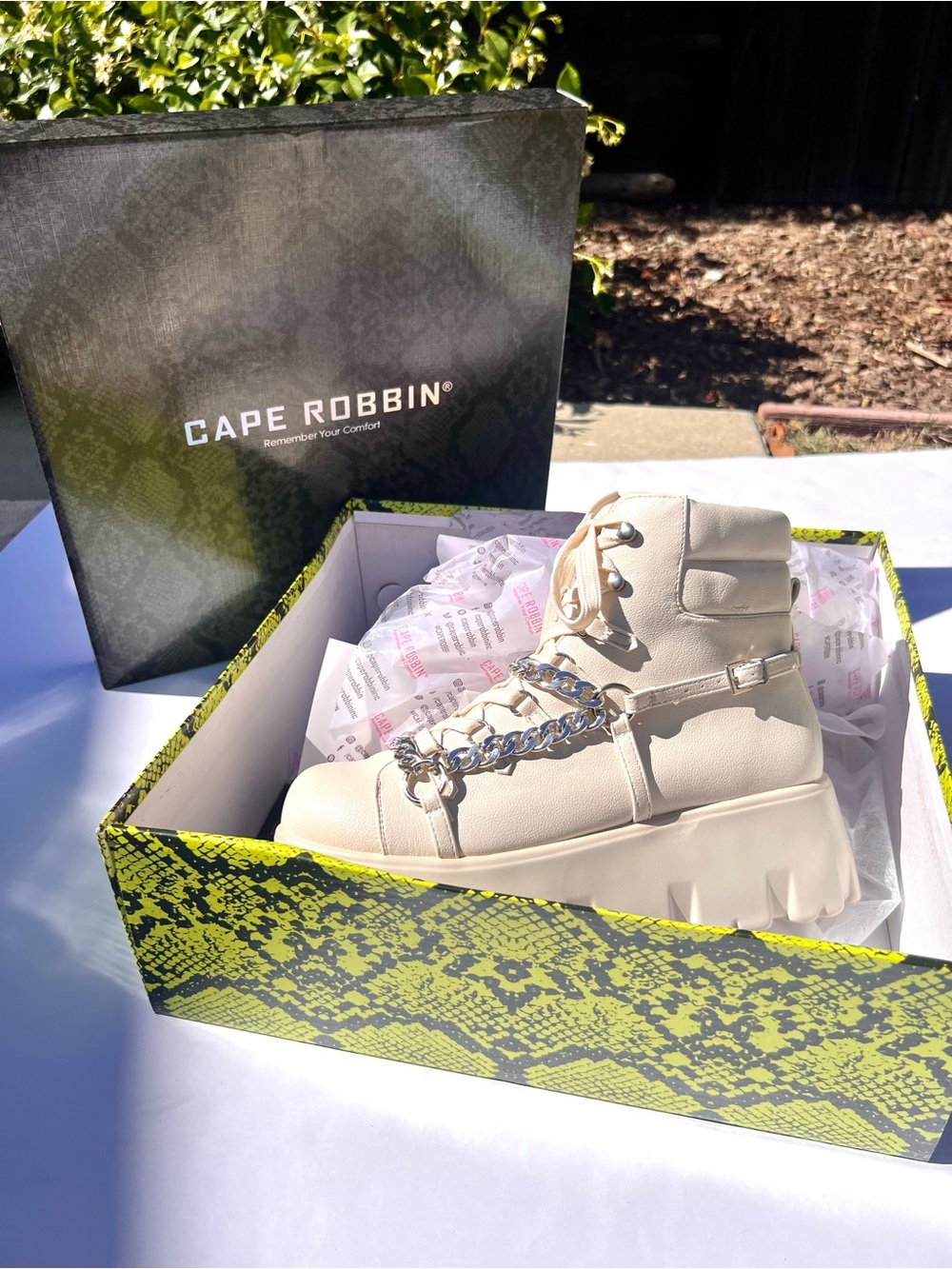 Chunky Platform Combat
Boots w/Silver Chains in Off White/Cream; Military Grunge - Picture 14 of 15